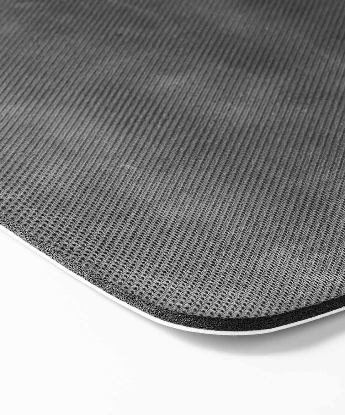 SeeMONO|くるくる丸めてすっきり収納　溶岩石のソフトバスマット〈ＬＩＧＨＴ　ＧＲＡＹ〉|裏面は滑り止め仕様で安心。