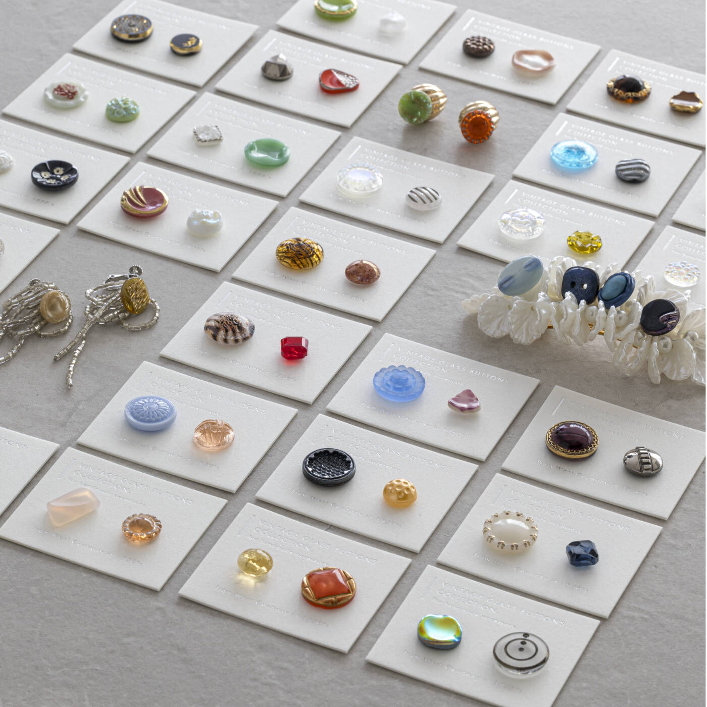 SeeMONO|50年代旧西ドイツのヴィンテージ 足カット済みガラスボタンコレクションの会