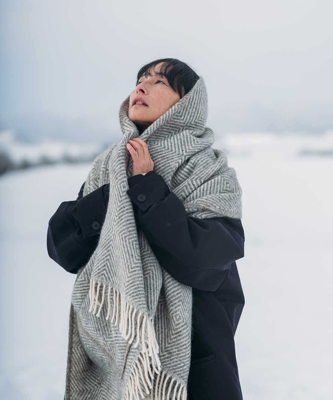 SeeMONO|ウール素材があったか ブランケットにもなるポケット付きショール〈グレー×ホワイト〉／ラプアン カンクリ|しっかり肉厚なのに軽い着心地です。