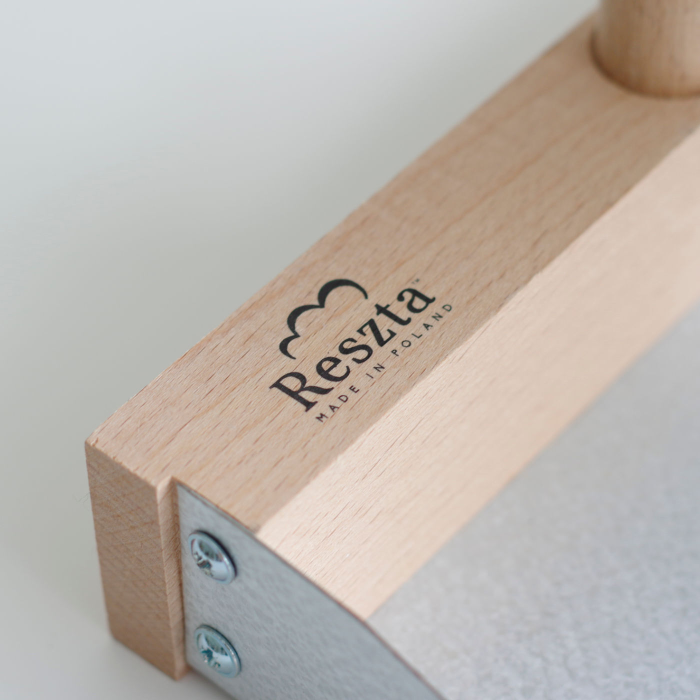 SeeMONO|インテリアになじむポーランドのほうき＆ちりとりセット／Ｒｅｓｚｔａ|ポーランドのブランド“Reszta”のロゴ入り。“Reszta”はポーランド語で“休息”を意味します。
