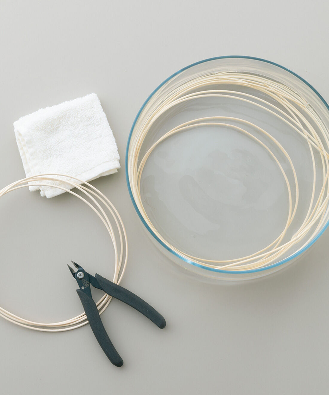 SeeMONO|ワークショップ感覚で作る つばめかご店さんの籐編みインテリアキットの会|籐を水につけてやわらかくします。