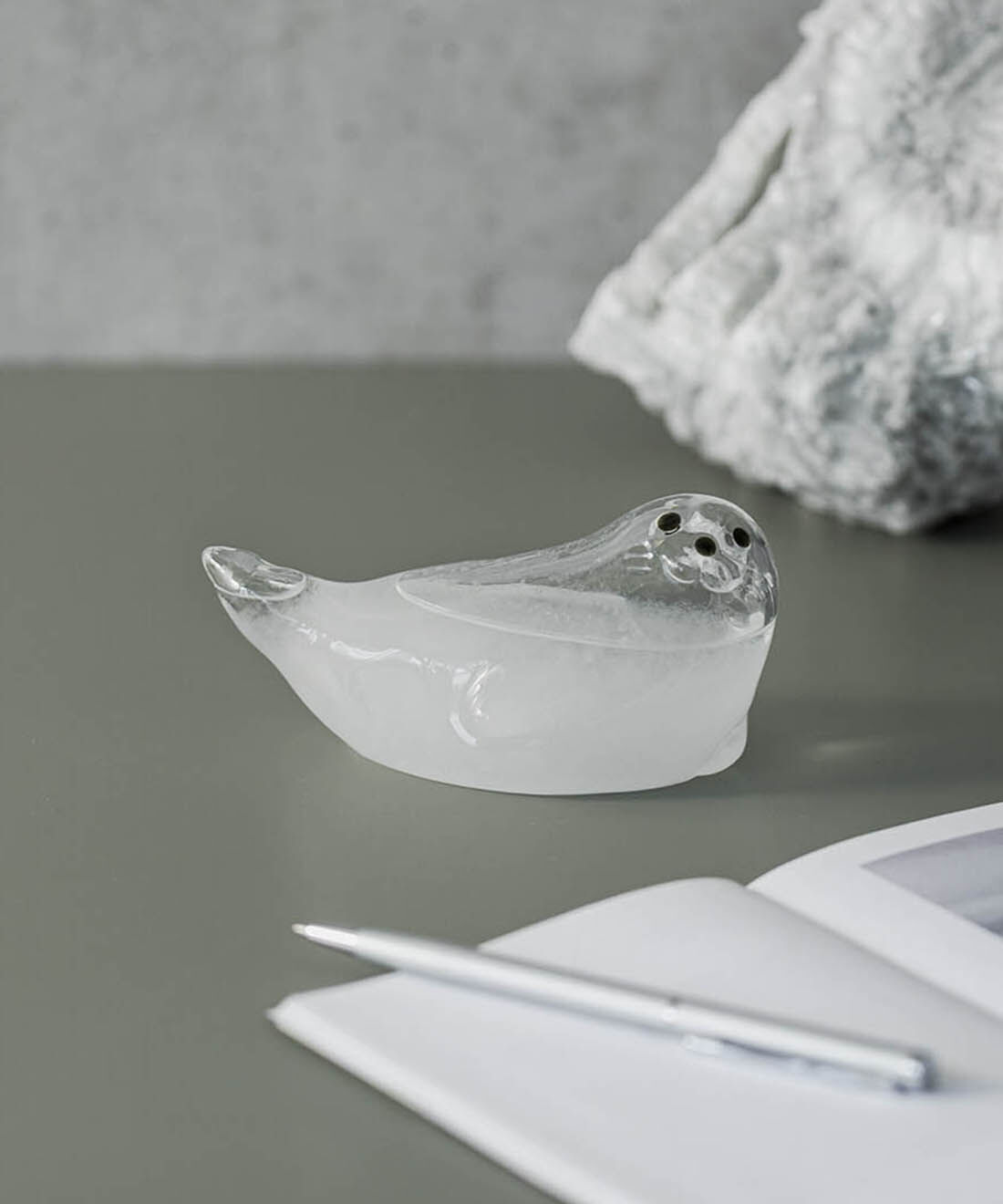 SeeMONO|天気によって結晶が変化する アザラシのストームグラス|ぽってりしたフォルムが愛らしい。
