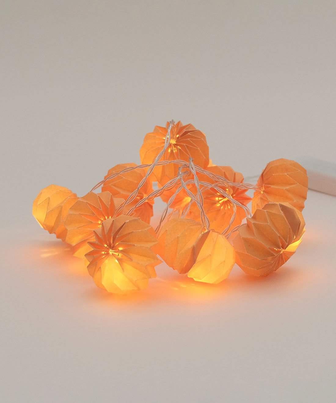 SeeMONO|お部屋を彩るＬＥＤペーパーライトパンプキン１．２ｍ〈ＯＲＡＮＧＥ〉|灯すとほんのりやさしく光ります。LEDなので安心です。