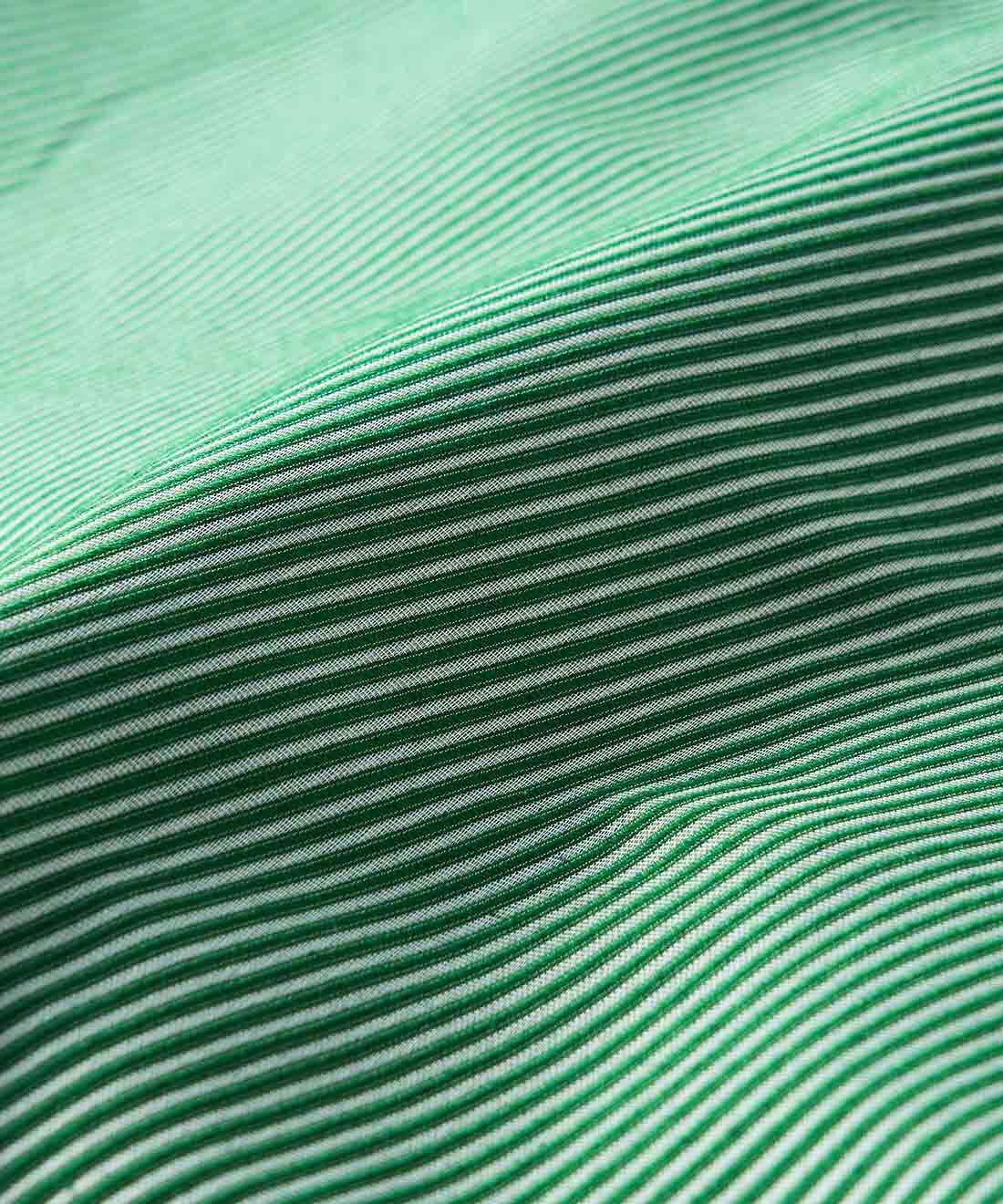 SeeMONO|ジャカード織生地で作ったキャラメルみたいな形のポーチ〈ＰＩＮＫ　ＴＲＩＡＮＧＬＥ×ＧＲＥＥＮ　ＳＴＲＩＰＥ〉|グリーンと白の斜めストライプのジャカード織生地。