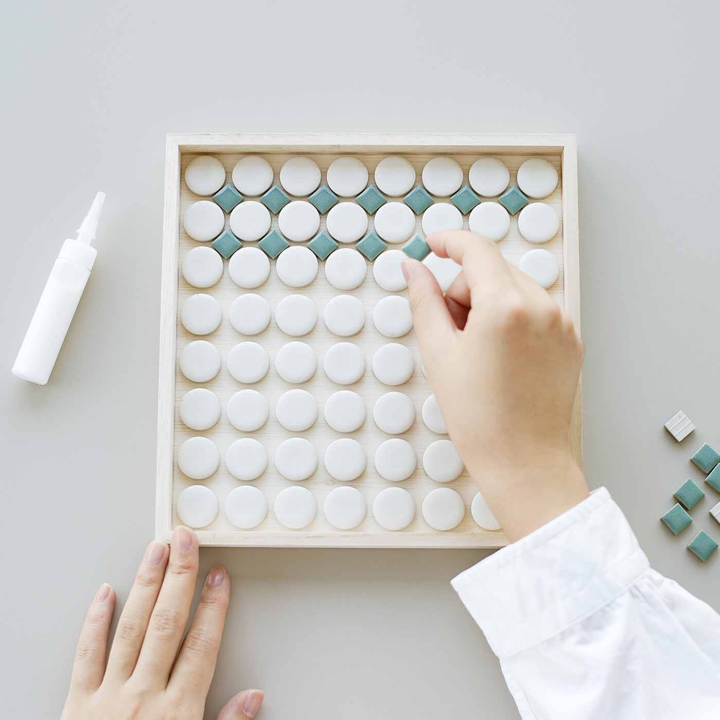 SeeMONO|おうちで楽しいプチDIY 個性豊かなタイルで作る カフェトレイキットの会|木工用接着剤でタイルを貼り付け、目地材を塗り込んだら、布でふき取って完成。