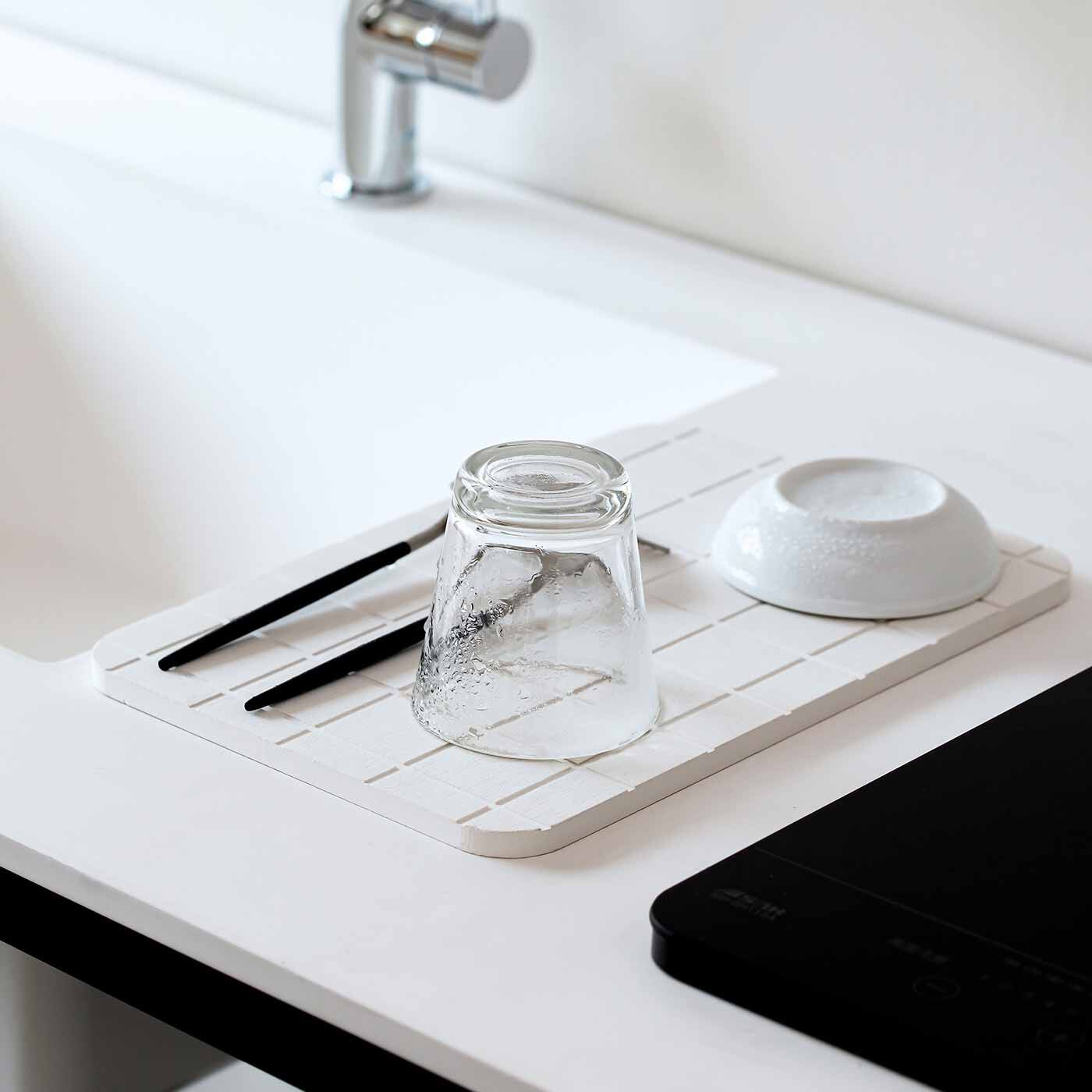 SeeMONO|ちょっとした洗い物置き場に 溶岩石のドライボード〈WHITE〉|水滴を吸い取って、いつもさらっと清潔。