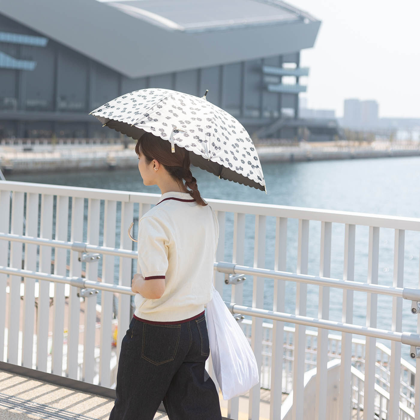 SeeMONO[シーモノ］|フラワープリントがシックな大人感　フローレットの晴雨兼用傘〈ＩＶＯＲＹ〉