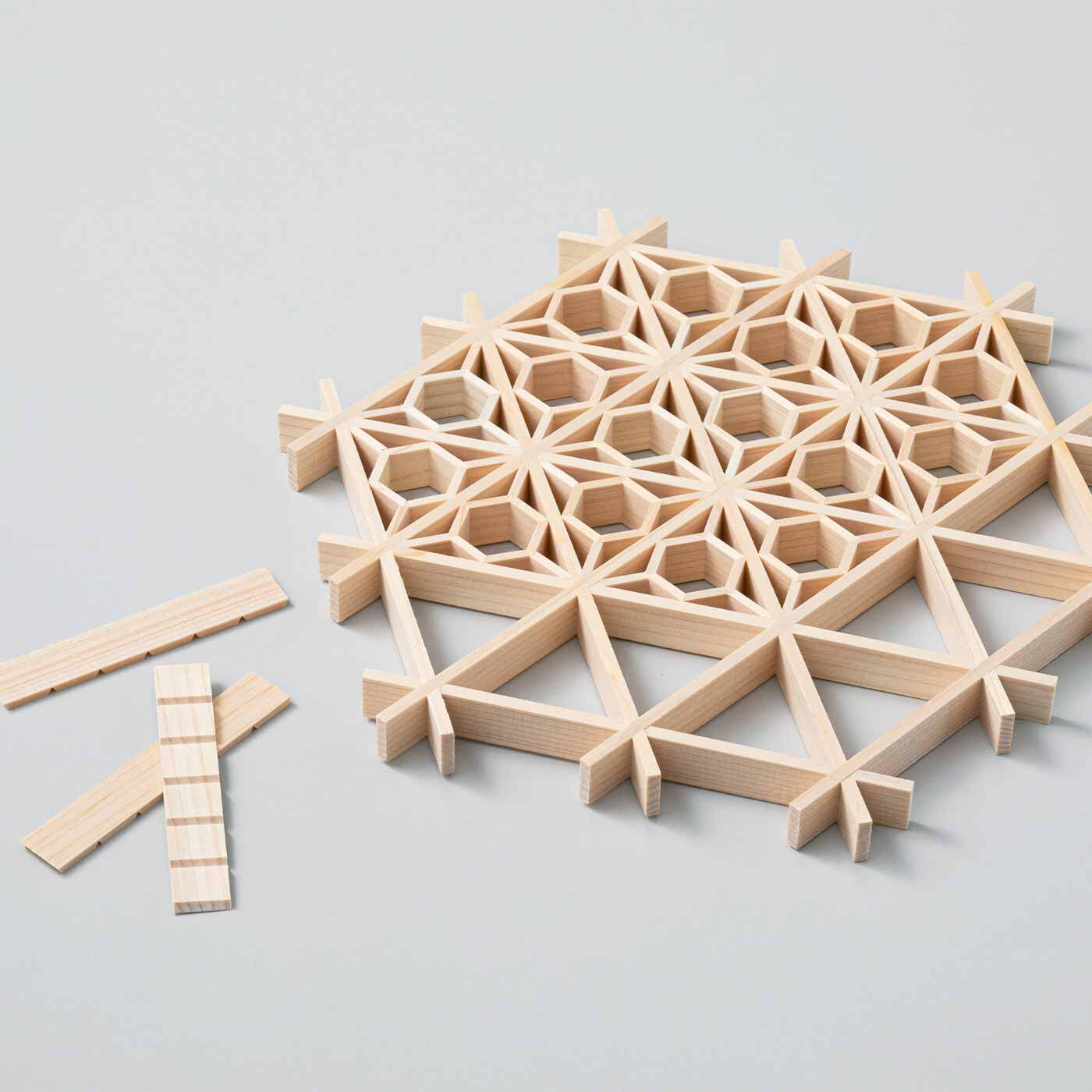SeeMONO|建具職人さんと作った　組子細工の六角トレイキットの会|製作時間：約40min.　あえて全パーツを組み込まず、余白を残すアレンジも。
