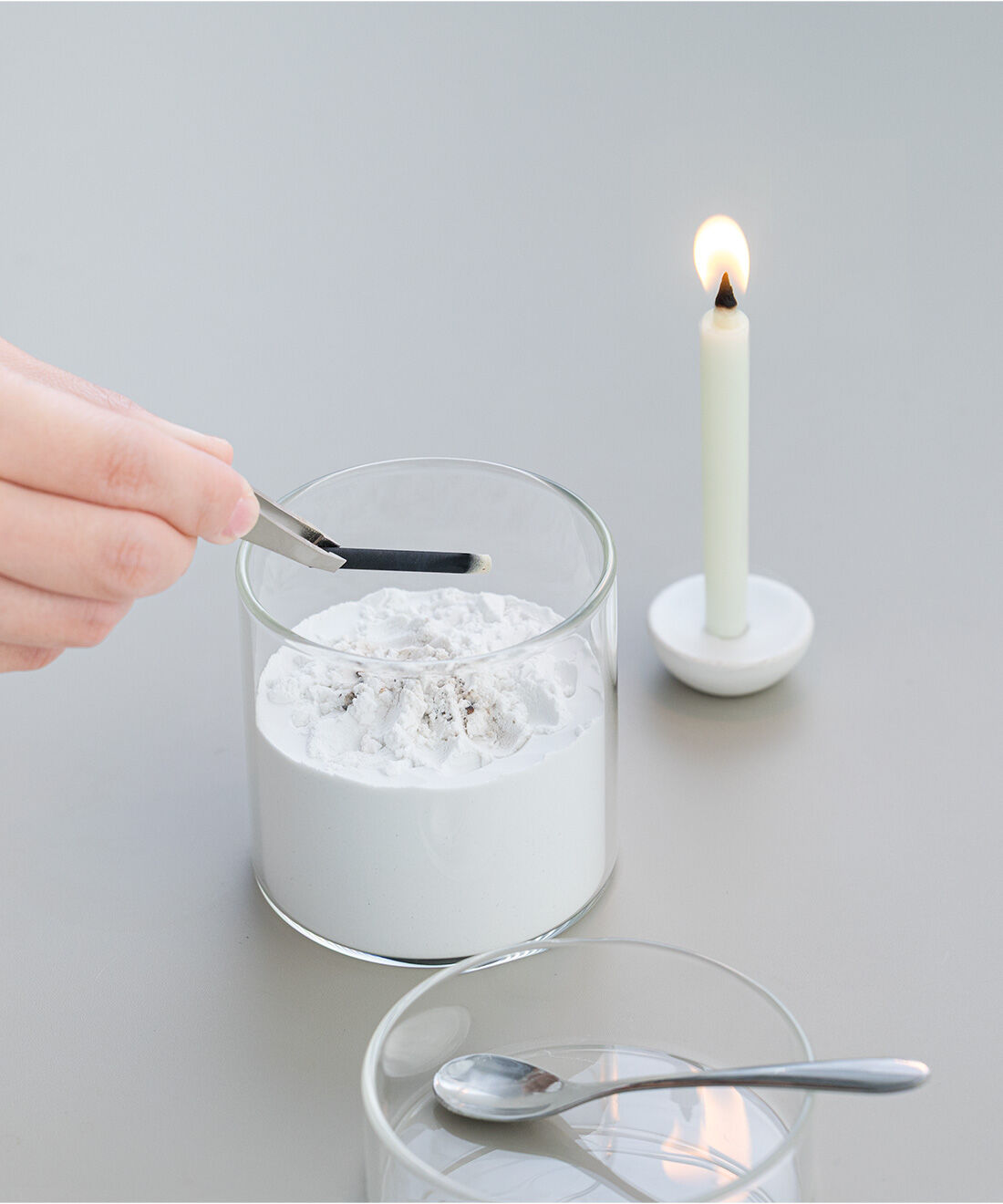 SeeMONO|平安時代の高貴なたしなみ 空薫を愉しむ刻み香の会|ガラス容器に香炉灰を入れ、香炭（こうたん）に火をつけ、灰をかぶせます。