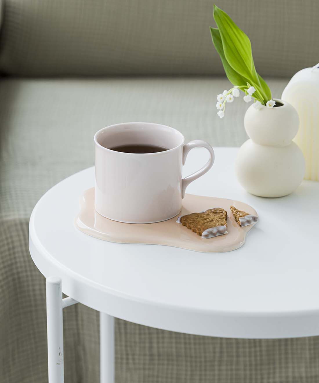 SeeMONO|アイスが溶けた様子をモチーフにした　有田焼のトレイ〈ＡＰＲＩＣＯＴ〉|カフェトレイとしてホッとティータイムにも癒やされます。