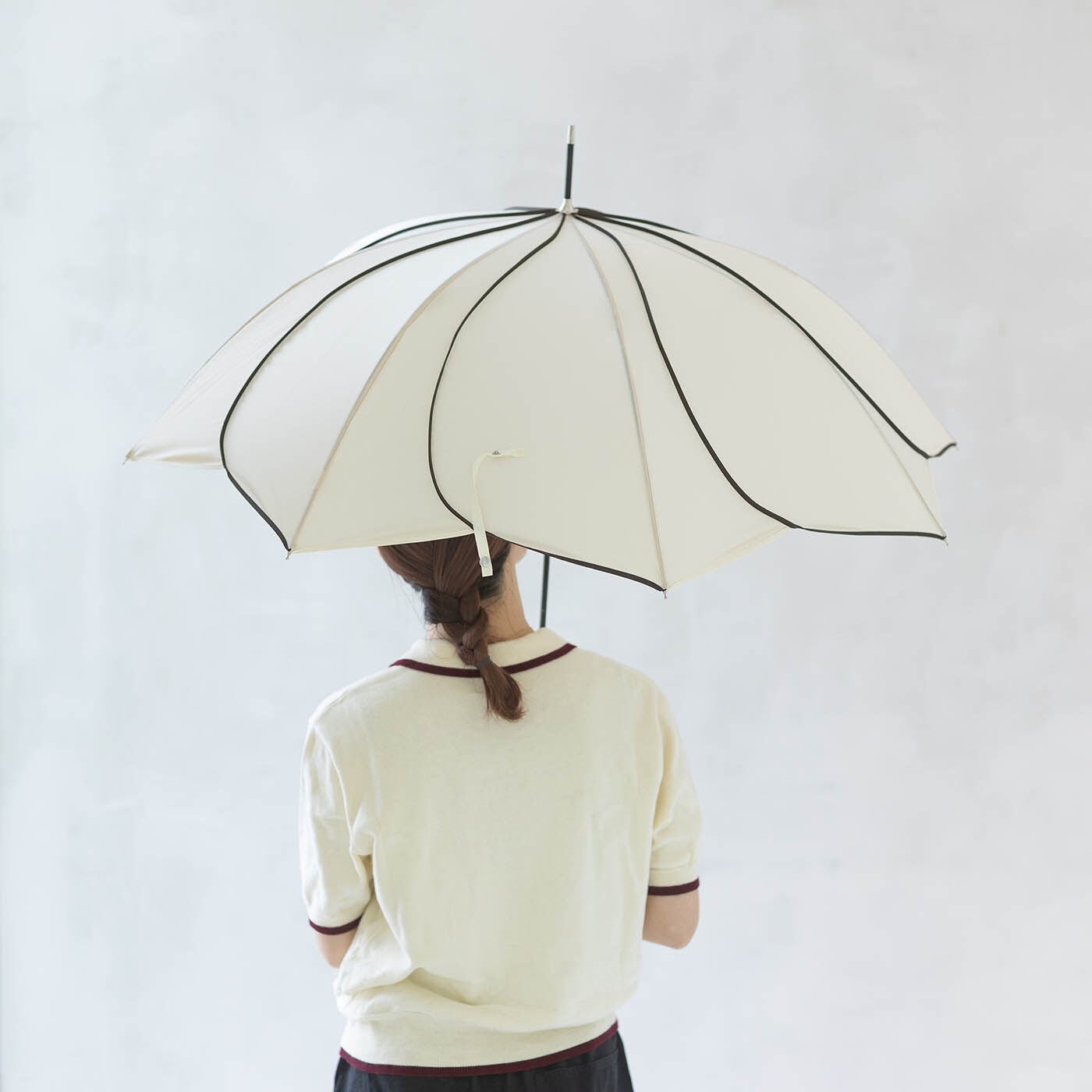 SeeMONO[シーモノ］|気分も華やぐお花のロング傘〈ＢＥＩＧＥ×ＢＲＯＷＮ〉|重なり合う花弁のような印象的なデザイン。