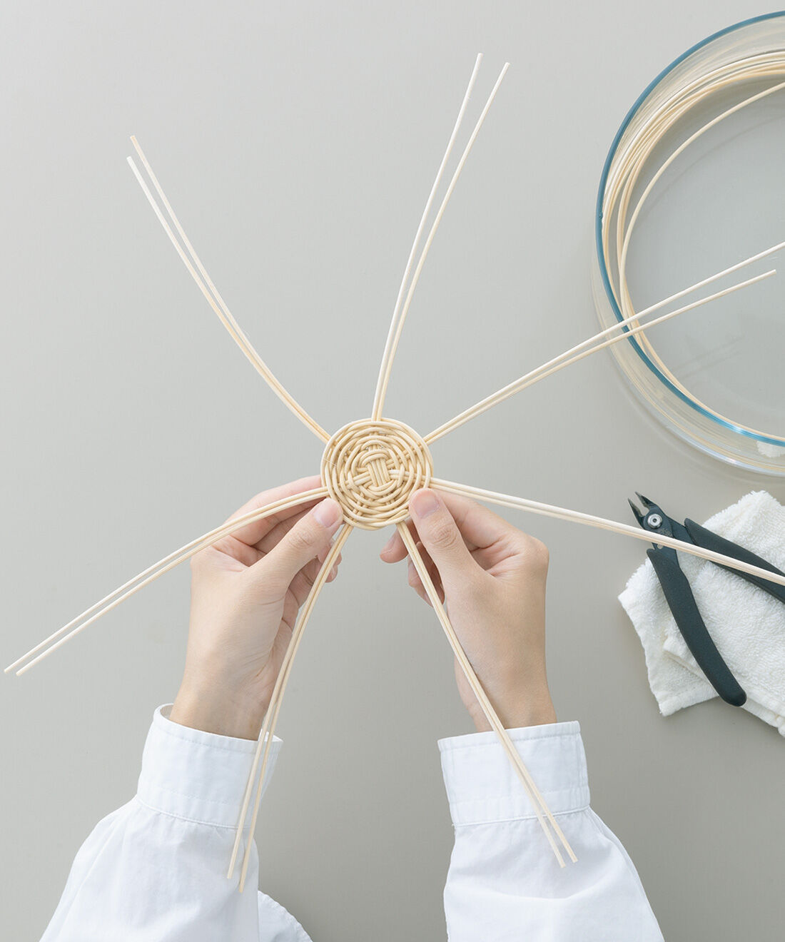 SeeMONO|ワークショップ感覚で作る つばめかご店さんの籐編みインテリアキットの会|工作気分で編み進めて。