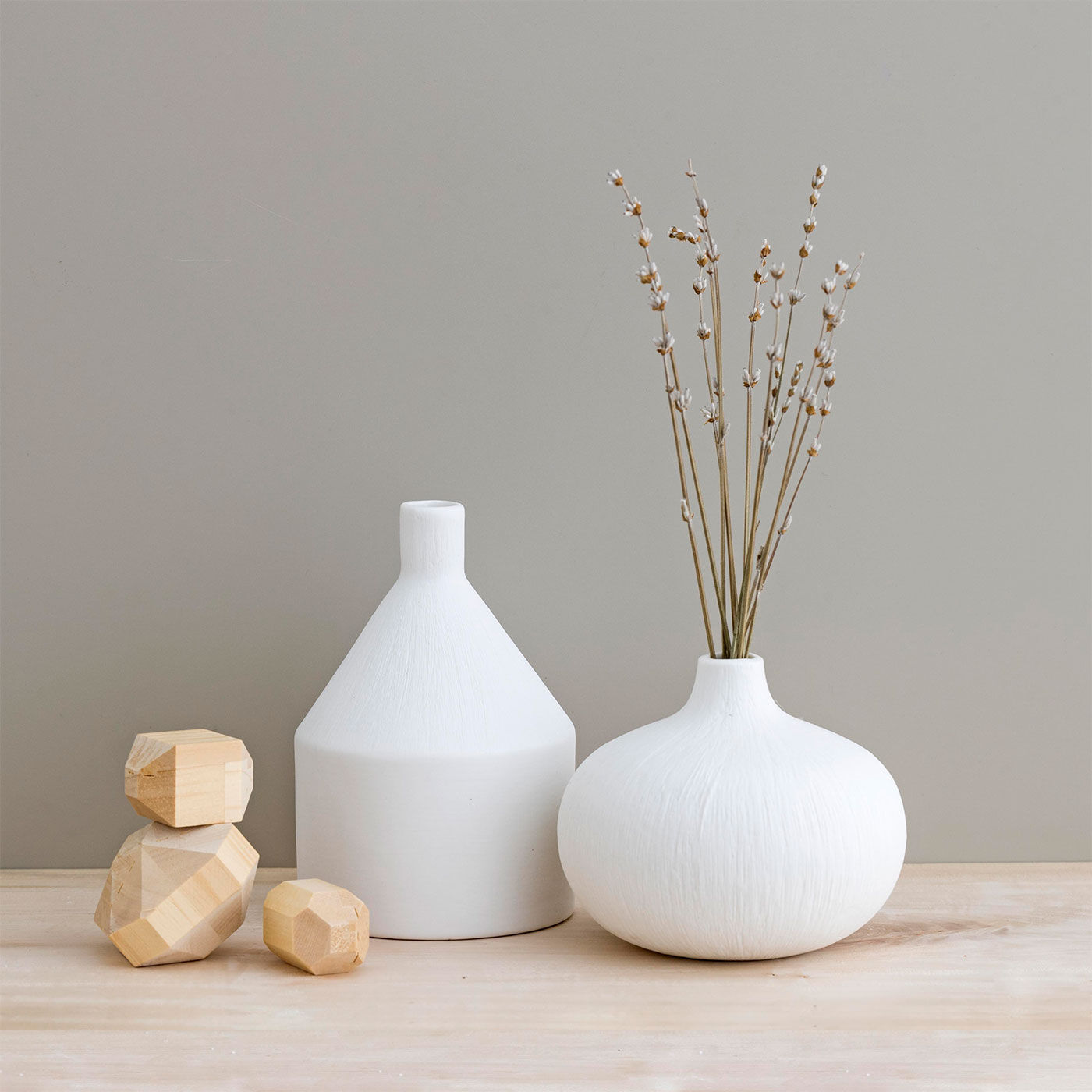 SeeMONO|置くだけでやわらかい印象に　季節の植物を飾りたい磁器製のフラワーベース〈オニオン〉|季節を問わず楽しんでいただけるフラワーベース。ナチュラルな白のボディに植物の色が映えます。お届けは向かって右のフラワーベースです。