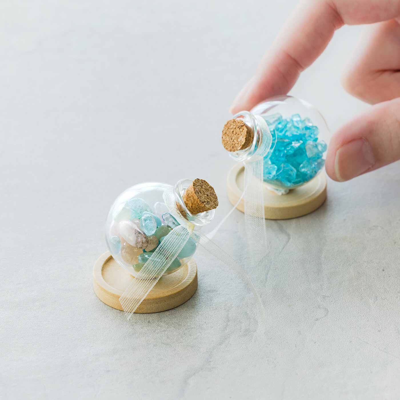 SeeMONO|何が届くかお楽しみ 小さな天然石ボトルの会|レアな石入りの「ラッキーボトル」は、リボンが目印。
