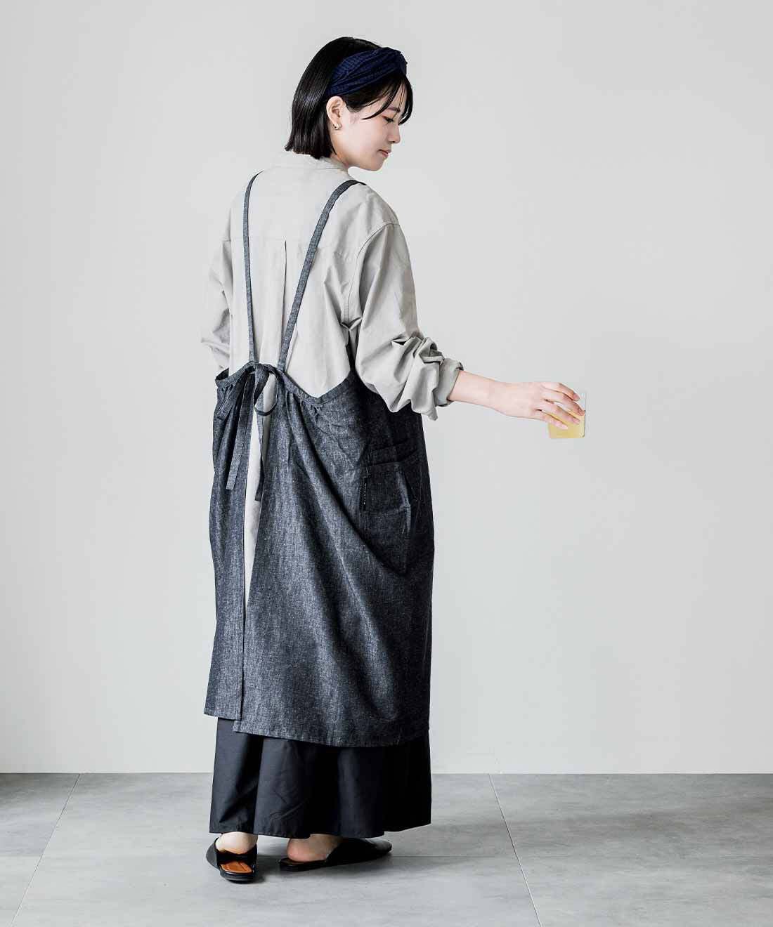 SeeMONO|そのままお買い物に行きたくなる 綿麻デニムのふんわりエプロン|たっぷり生地で後ろまで包み込んでくれます。