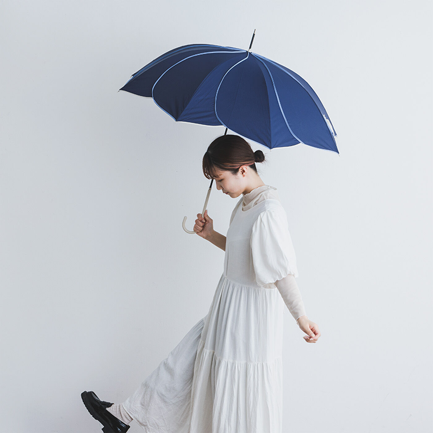 SeeMONO|気分も華やぐお花のロング傘〈ＮＡＶＹ×ＢＬＵＥ〉|大き目サイズでしっかりと雨粒や紫外線から守ってくれます。