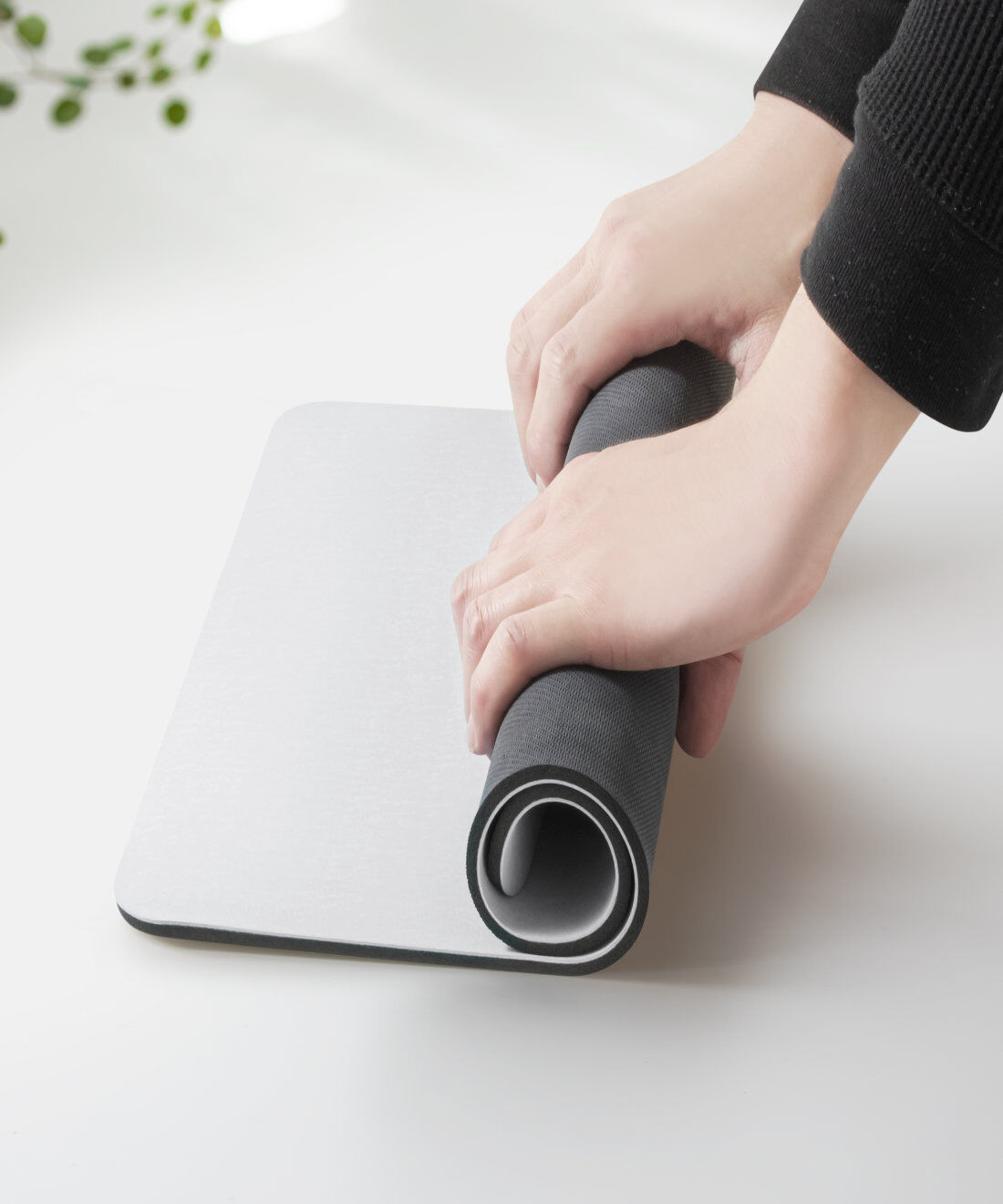 SeeMONO|くるくる丸めてすっきり収納　溶岩石のソフトバスマット〈ＬＩＧＨＴ　ＧＲＡＹ〉|軽くて持ち運びもらくちん。丸めて収納できます。