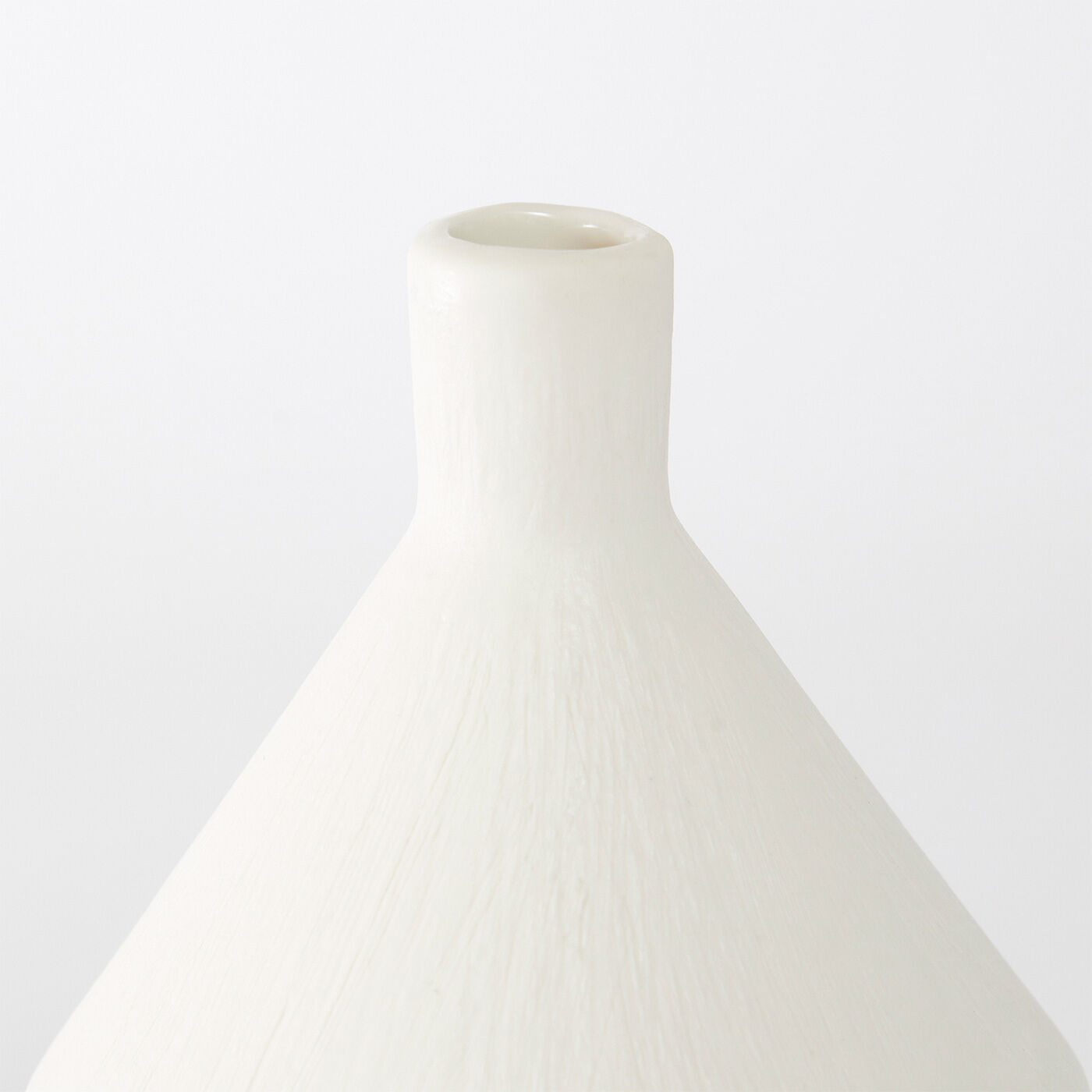 SeeMONO|置くだけでやわらかい印象に　季節の植物を飾りたい磁器製のフラワーベース〈えんとつ〉|一輪挿しとして使いやすい小さめな口径。