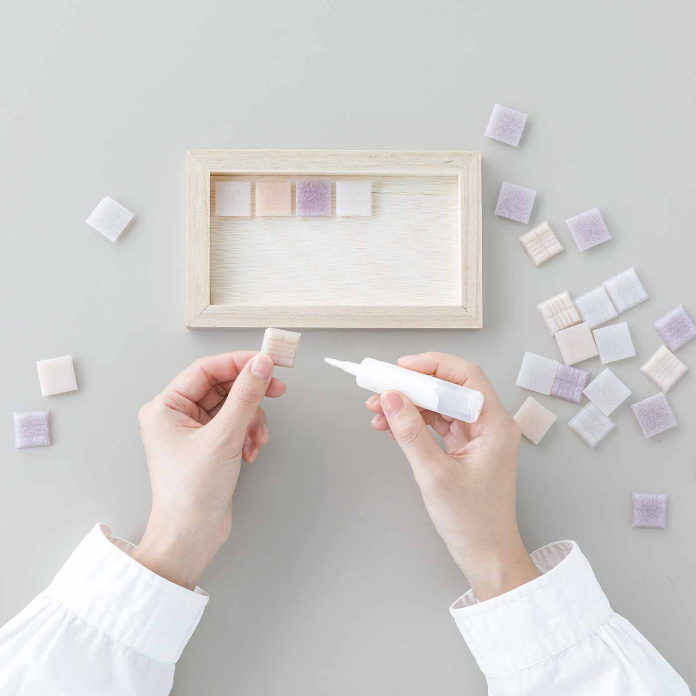 SeeMONO|おうちで楽しいプチDIY ガラスタイルで作る ミニトレイキットの会|木工用接着剤でタイルを貼り付けます。