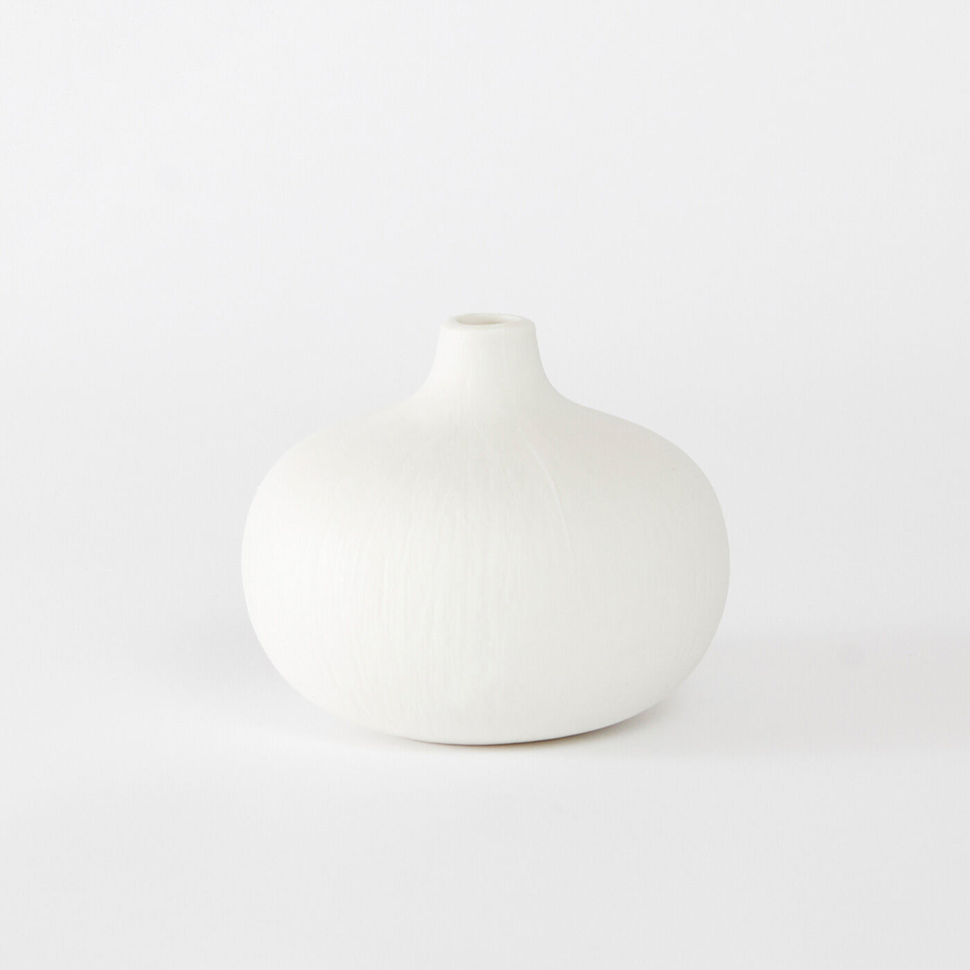 SeeMONO|置くだけでやわらかい印象に　季節の植物を飾りたい磁器製のフラワーベース〈オニオン〉|〈オニオン〉上品な白色で表面は繊細なテクスチャーが表現されています。