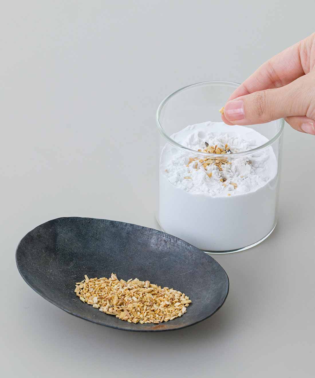 SeeMONO|平安時代の高貴なたしなみ 空薫を愉しむ刻み香の会|あたたまった灰の上に刻み香を置き、熱によって広がる香りを愉しみます。