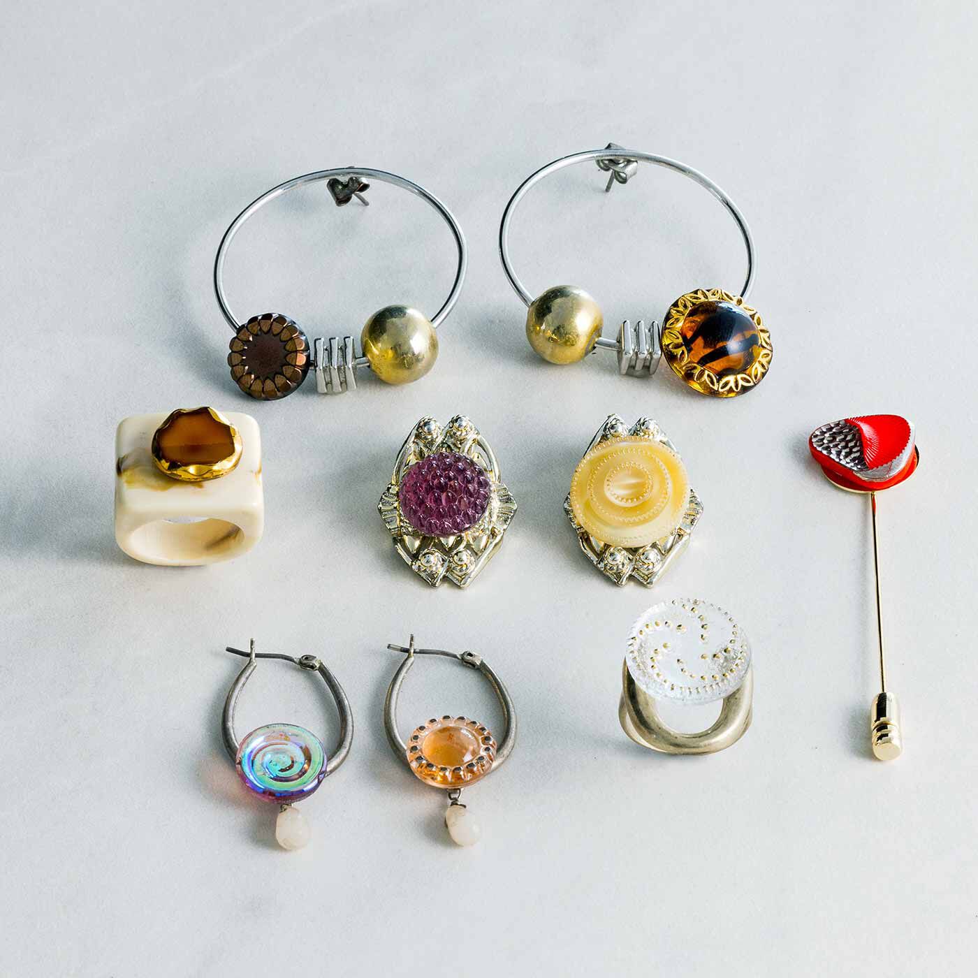 SeeMONO|50年代旧西ドイツのヴィンテージ 足カット済みガラスボタンコレクションの会|市販のアクセサリー金具に貼りつけたり、お手持ちのアクセサリーをリメイクして楽しんでも。