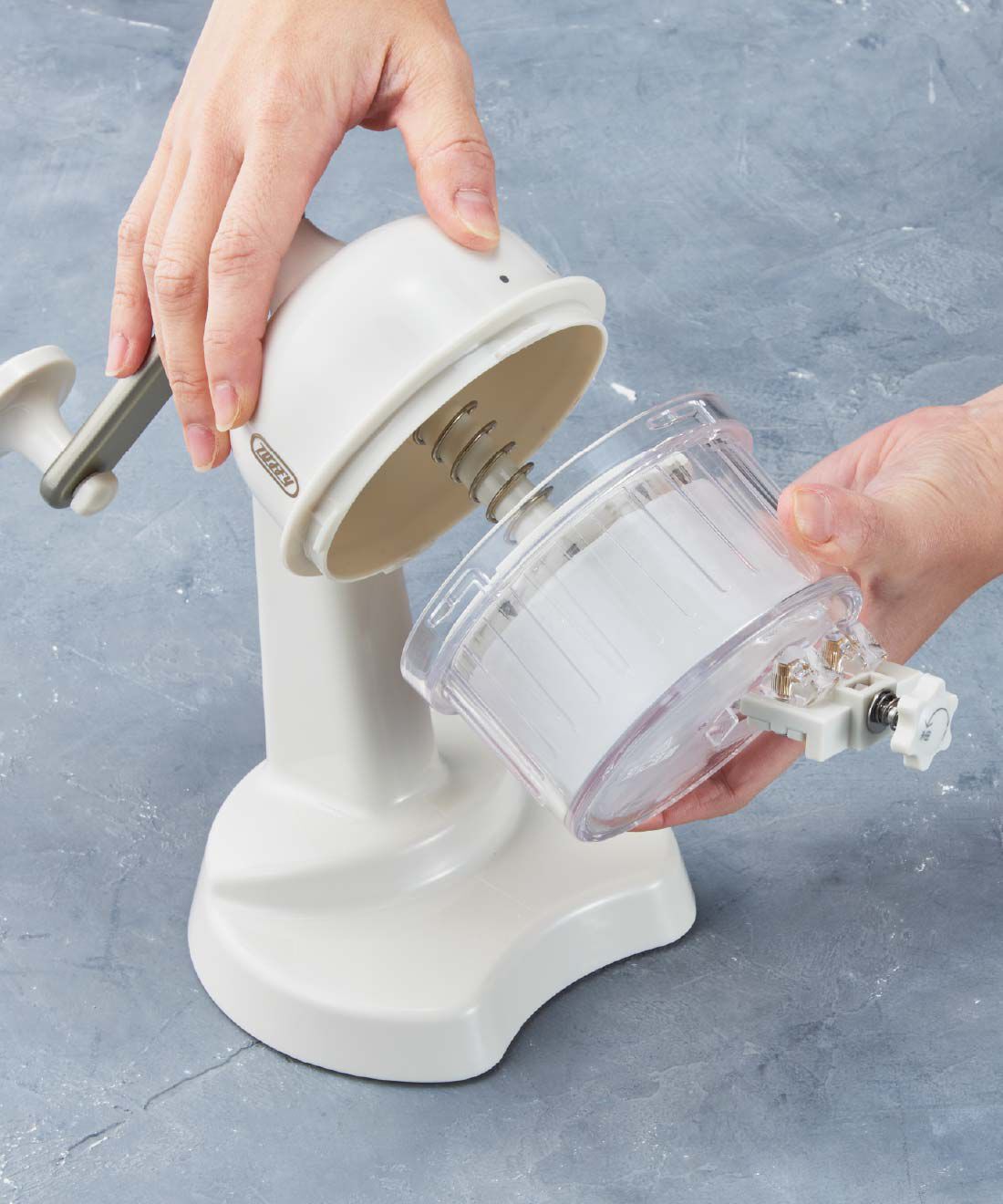 FELISSIMO PARTNERS|Toffy ハッピーコレクション コンパクトふわふわかき氷器|STEP1　氷をセット。