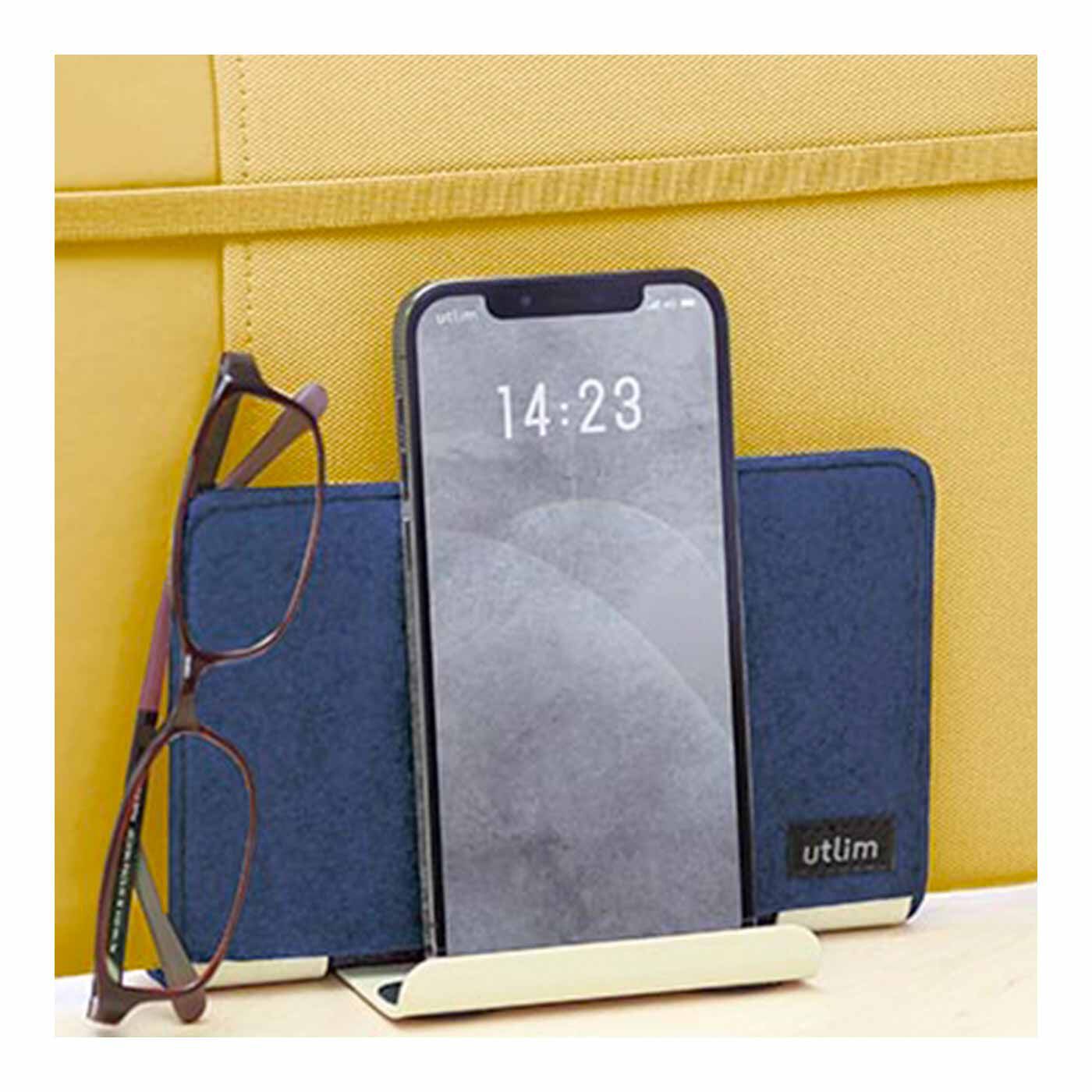 FELISSIMO PARTNERS|デスクまわりすっきり！ フェルトカバー付きタブレット＆ノートPCスタンド|前後に滑り止めシート付きのトレーがあり、スマホスタンドとしても。