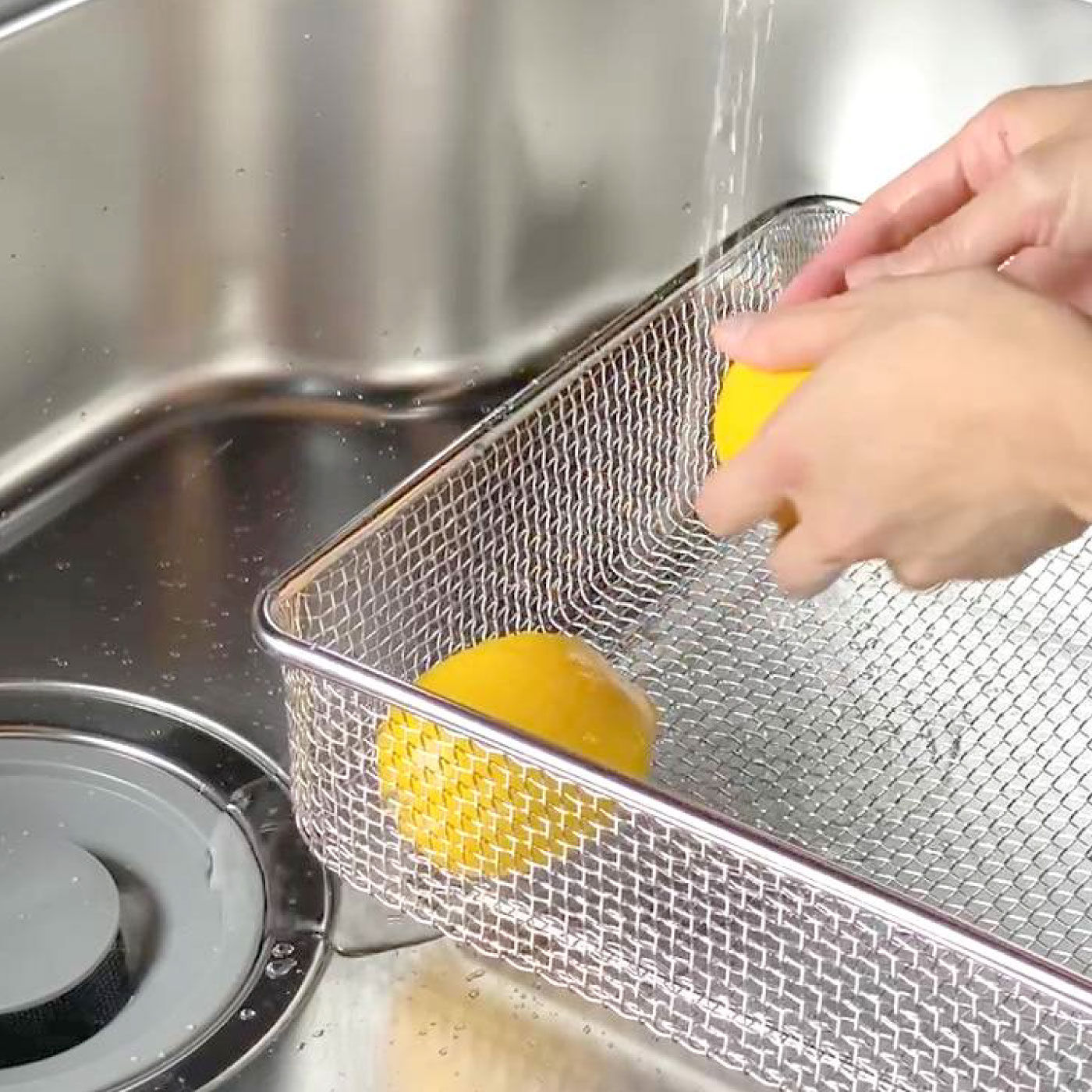 FELISSIMO PARTNERS|毎日使うから　すっきり暮らす水切りかご　スクエアタイプ|野菜を洗ったり湯切りにも便利です。