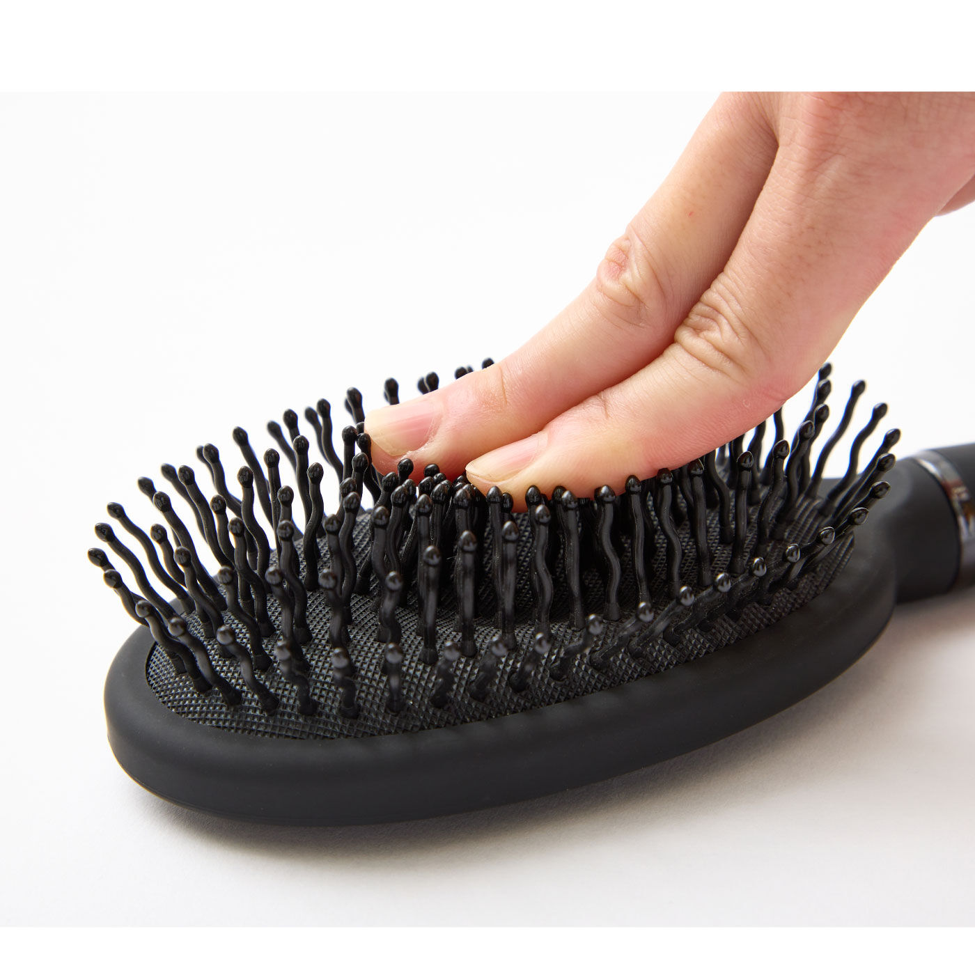 FELISSIMO PARTNERS|ほぐして髪ふわっと　ファイテン　ＹＵＫＯデイリーケアヘアブラシ|ブラシ本体の空気穴から空気が抜けるので適度に圧力が分散。頭皮にやさしいブラッシングができます。