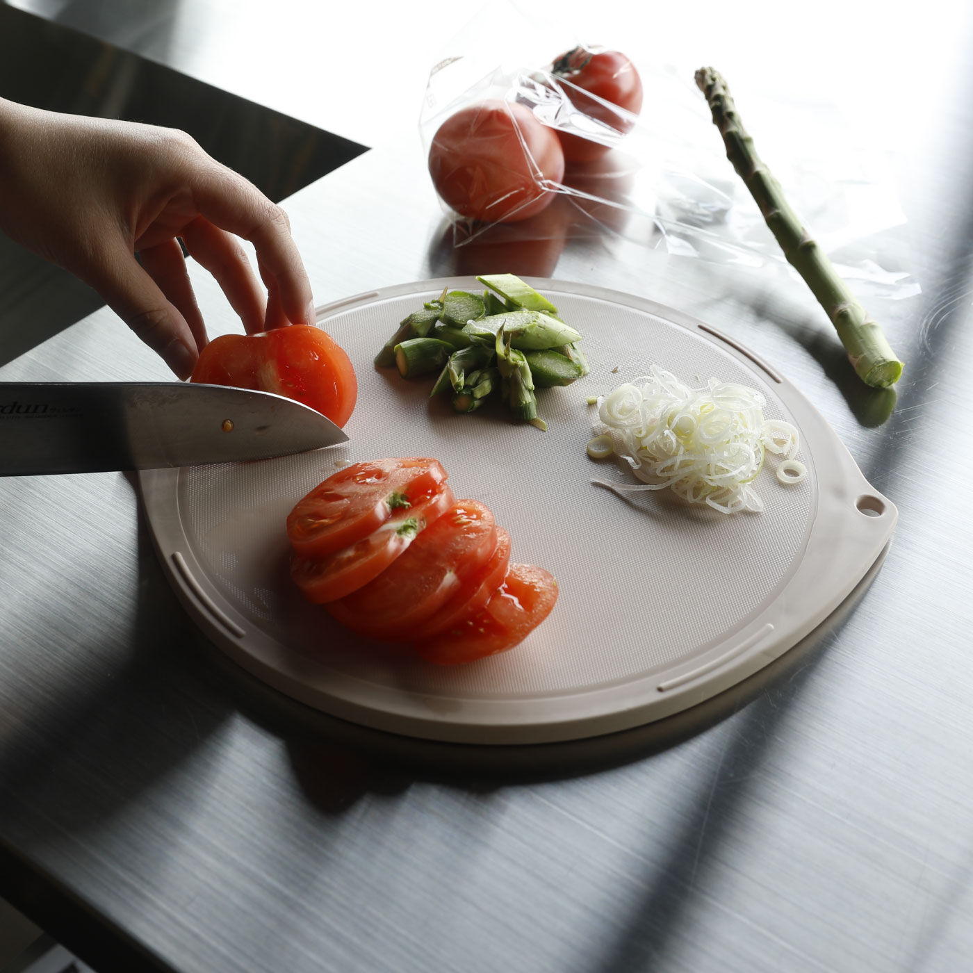 FELISSIMO PARTNERS|複数の食材が切りやすい！抗菌丸型まな板
