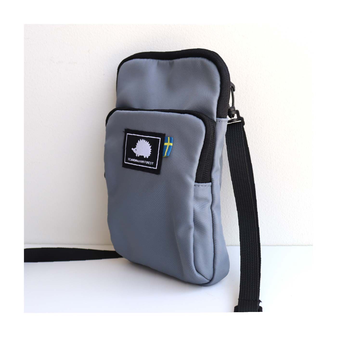 FELISSIMO PARTNERS|スカンジナビアンフォレスト　ハリネズミがかわいいスマホショルダー|2㎝のマチで、ほどよく物が入ります。