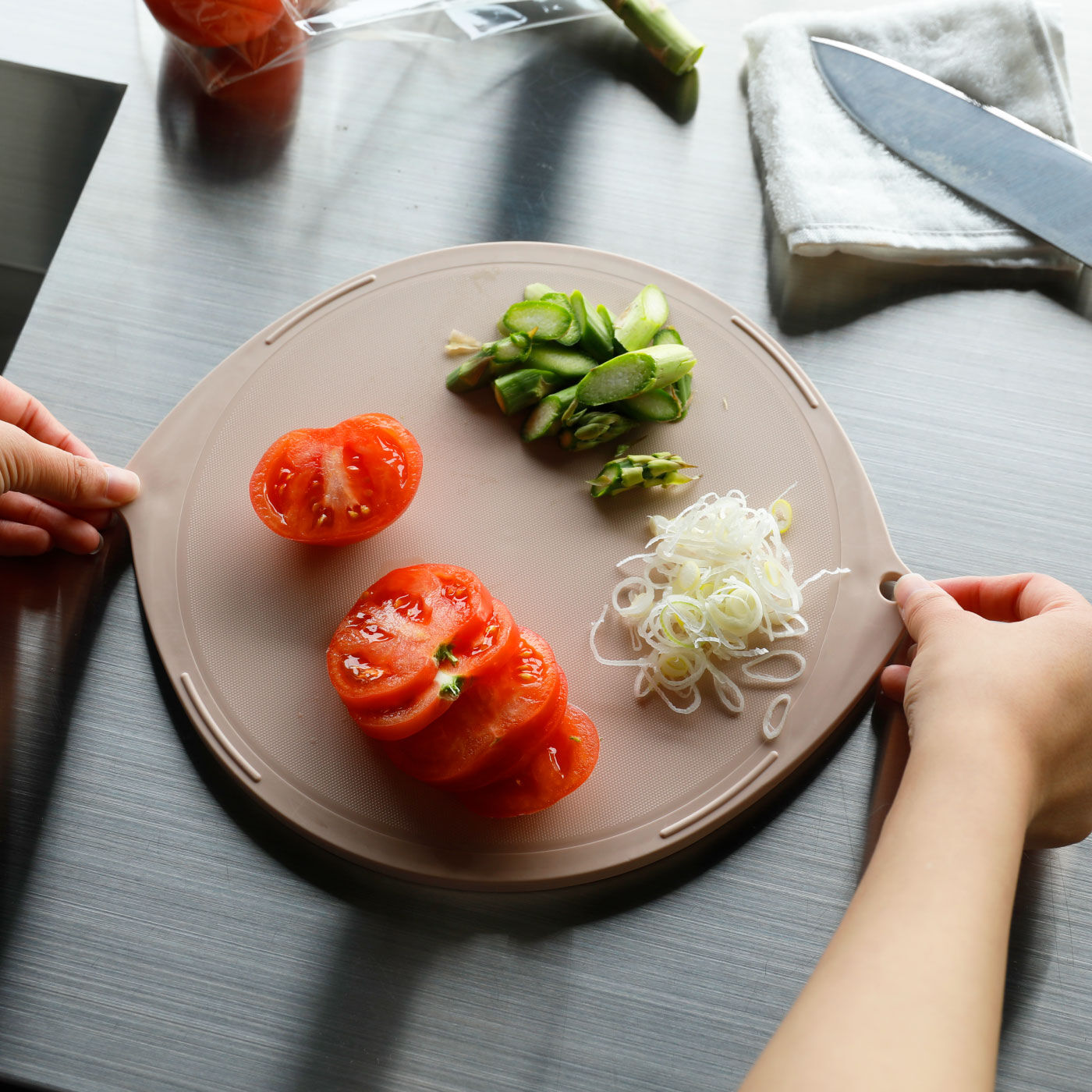 FELISSIMO PARTNERS|複数の食材が切りやすい！抗菌丸型まな板