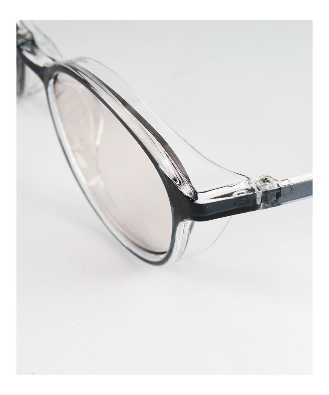 FELISSIMO PARTNERS|花粉も紫外線も同時に対策！ 薄色レンズのプロテクトグラス|このさりげないひさしで、花粉の侵入を物理的にブロック。