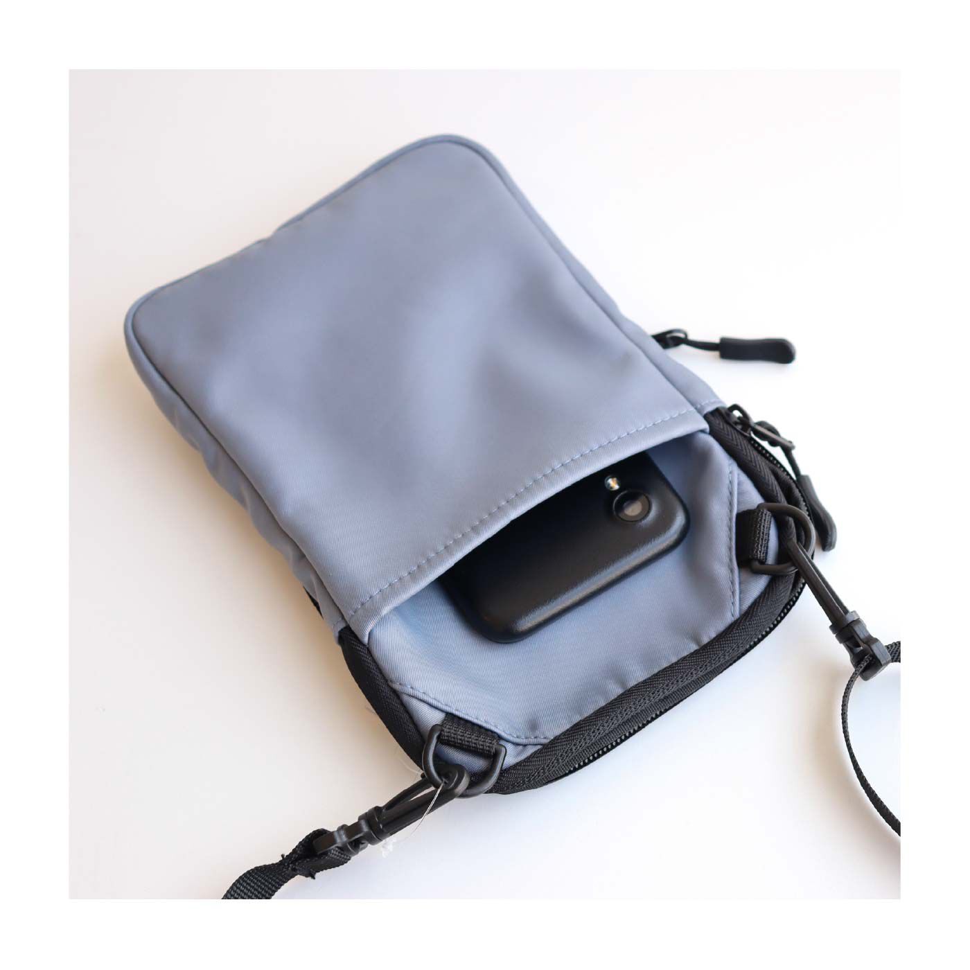 FELISSIMO PARTNERS|スカンジナビアンフォレスト　ハリネズミがかわいいスマホショルダー|背面のオープンポケットにもスマホが入ります。