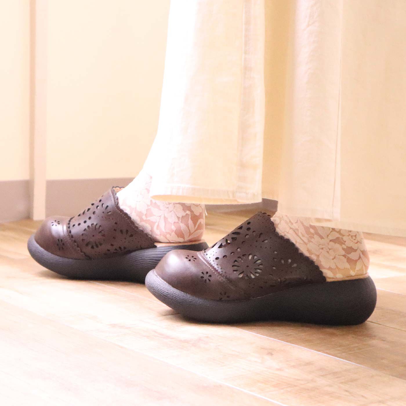 FELISSIMO PARTNERS|Ｎｕｔｓ　ｗｏｒｌｄ　すぽっと履ける　華やかカットワークサボ〈クロ〉