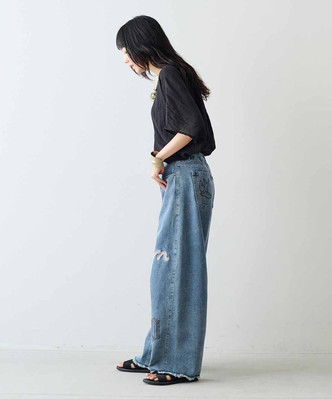 MEDE19F|MEDE19F 刺しゅうとプリントをほどこしたバレルデニム|モデル身長：163cm　着用サイズ：M