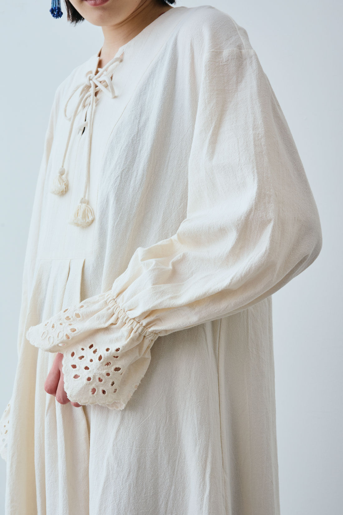 MEDE19F|MEDE19F　高山都さんコラボ レースアップカフタンワンピース〈アイボリー〉|袖口にカットワーク刺しゅうをほ どこしたキャンディースリーブ。ゴ ム入りでプッシュアップも簡単。