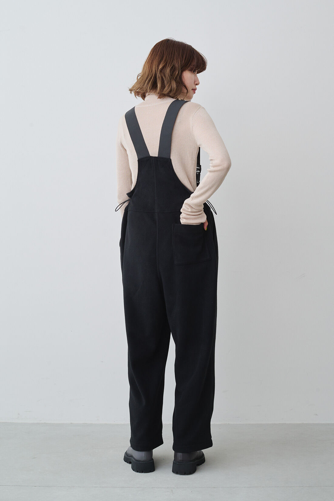 MEDE19F|MEDE19F　フリースオーバーオール〈ブラック〉|モデル身長：163cm　着用サイズ：M
