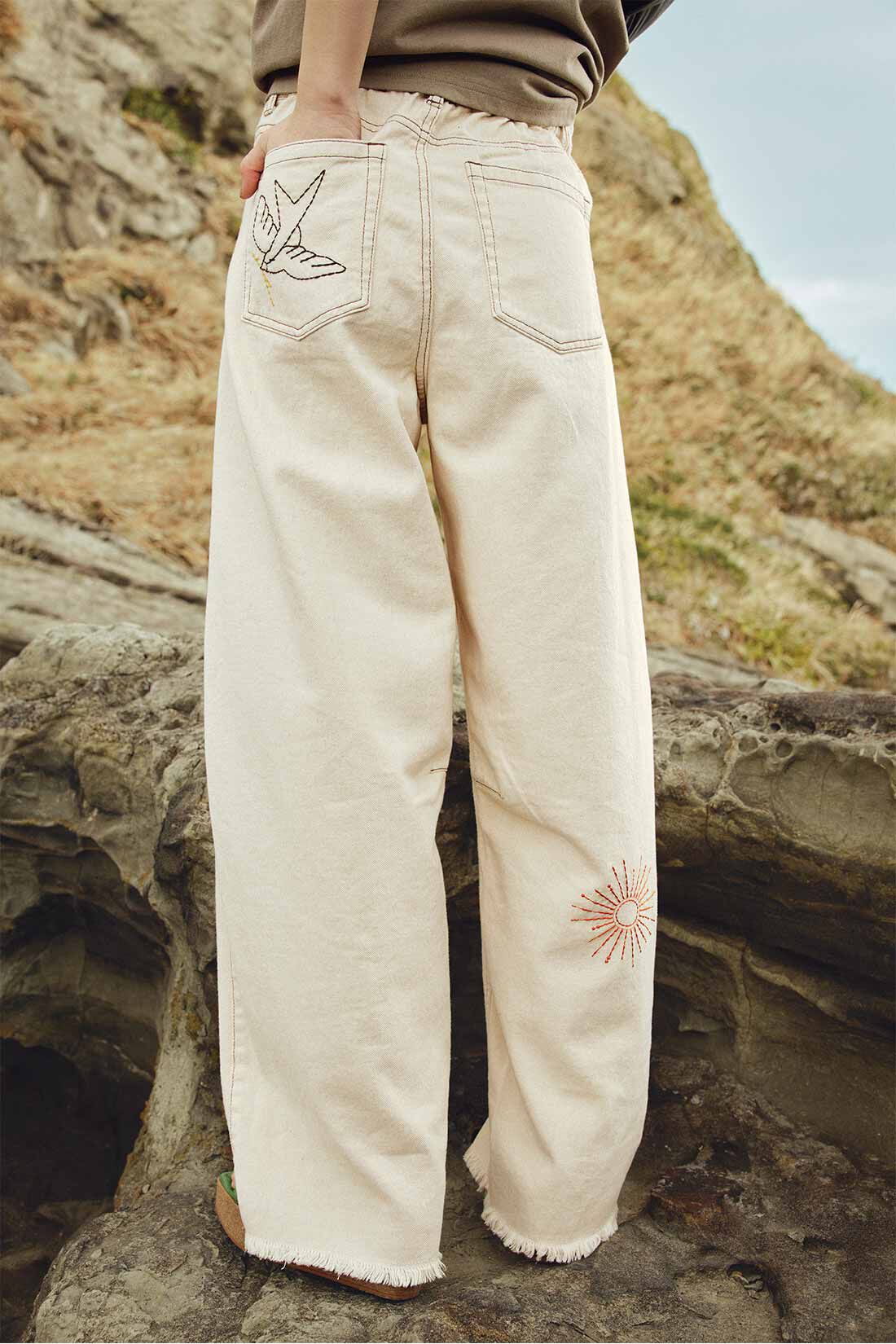MEDE19F|MEDE19F　刺繍とプリントにこだわったバレルパンツ〈オフホワイト〉