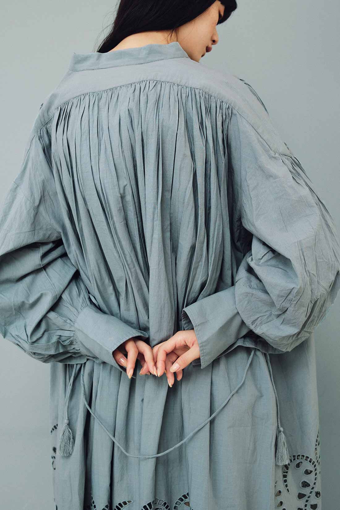 MEDE19F|MEDE19F　〈MADE IN INDIA COLLECTION〉エンブロイダリーコットンワンピース|「細部にまで注がれた手仕事の美」たっぷりした袖や、後ろの細かなギャザー遣いにも、繊細な手仕事が光ります。フリンジ付きのウエストひもを後ろで結んで、ボリューム調整も可能。