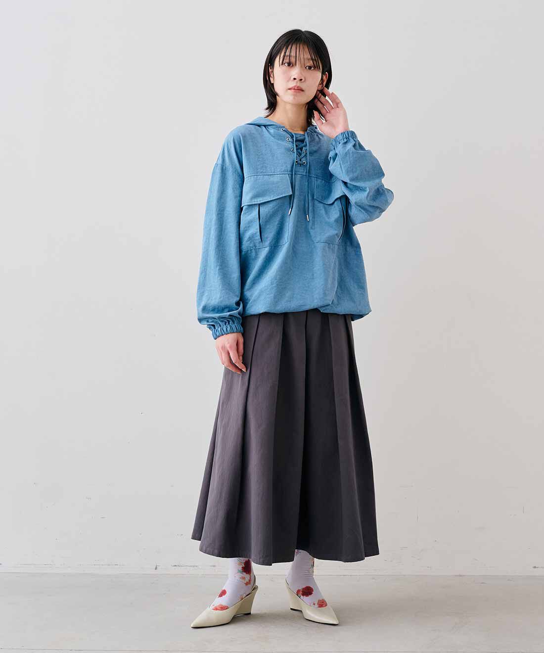 MEDE19F|フェイクスエードのアノラック パーカー〈スカイテールブルー〉とミュルーズモダン花模様プリント ソックスのコーディネート