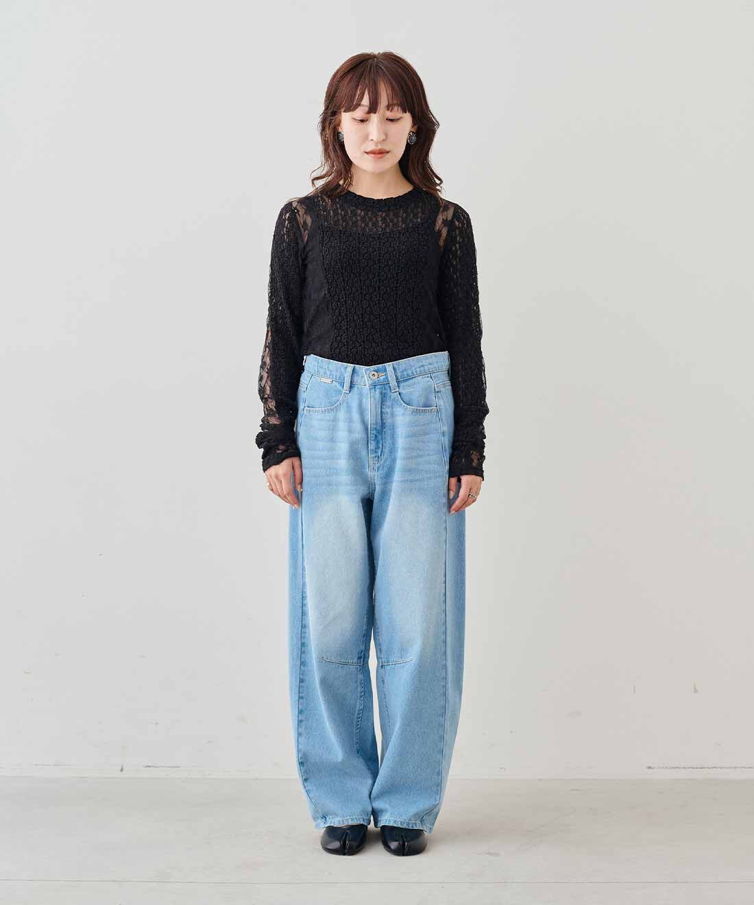 MEDE19F|MEDE19F　ウエストひもベルトが付いた レスウォーターのカーブデニムパンツ〈フェードブルー〉|モデル身長：156cm　着用サイズ：M