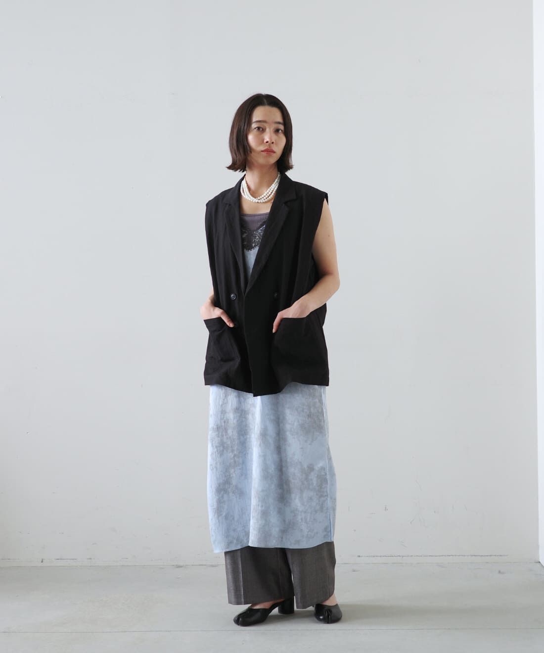 MEDE19F|オーバーサイズ スリーブレスジャケット〈ブラック〉とシャークスキンのリラックスワイドスラックス〈シルバーチャコールグレー〉のコーディネート