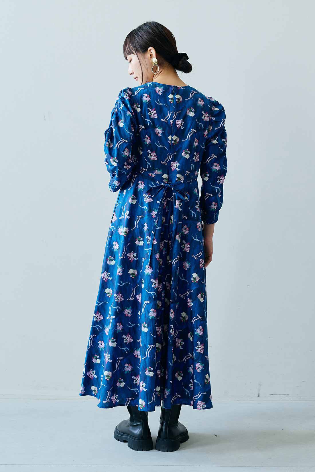 MEDE19F|MEDE19F　絵画みたいな花模様ワンピース〈ブルー〉|モデル身長：158cm　着用サイズ：M