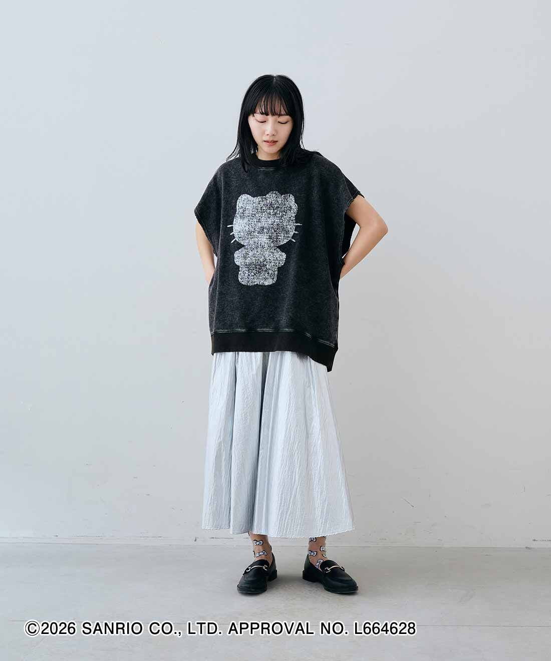 MEDE19F|シルバーコーティング素材のギャザースカートとHELLO KITTY リボン柄のシアーソックスのコーディネート|163cm　size：M