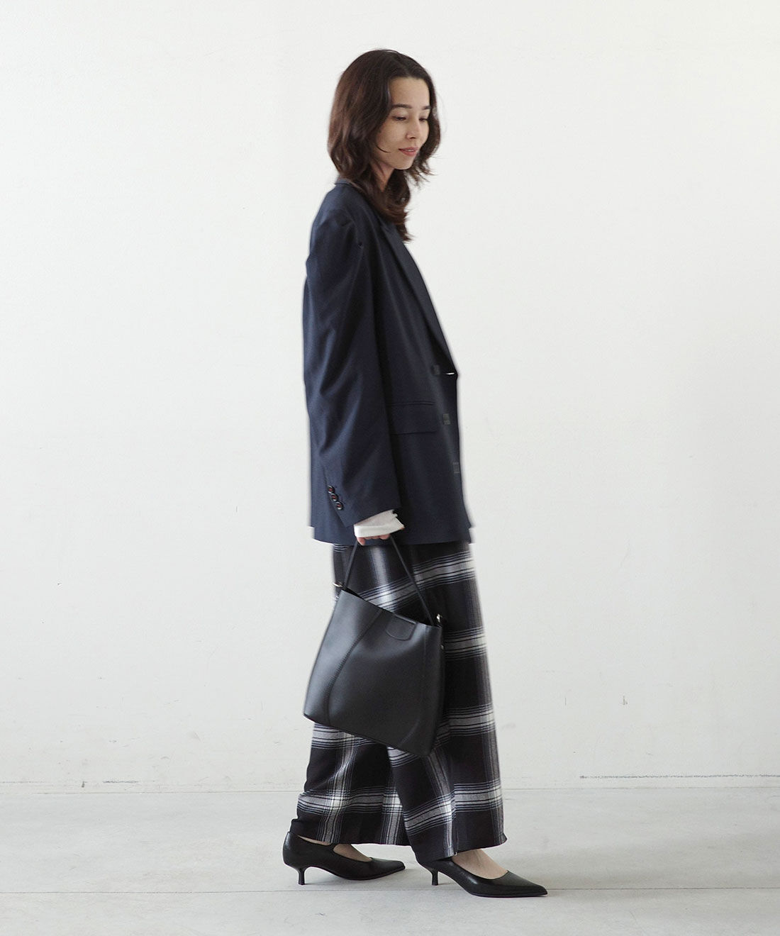 MEDE19F [メデ・ジュウキュウ]|クラッシュべロア調 トップスの会とクラッシュべロア調 トップスの会とラップデザイン プリントチェックパンツ〈ブラック〉のコーディネート|モデル身長： 168cm　Mサイズ着用