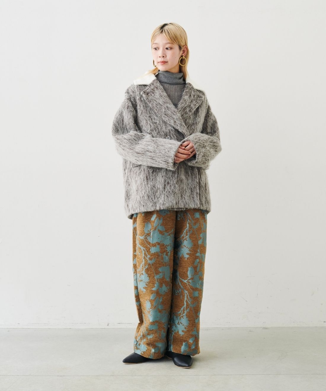 MEDE19F|シャギー素材でつくったジャコット〈グレージュミックス〉とコットンカシミヤのタートルニットとフラワーモチーフのジャガードパンツ〈グリーン〉とヴィンテージフープイヤリングのコーディネート