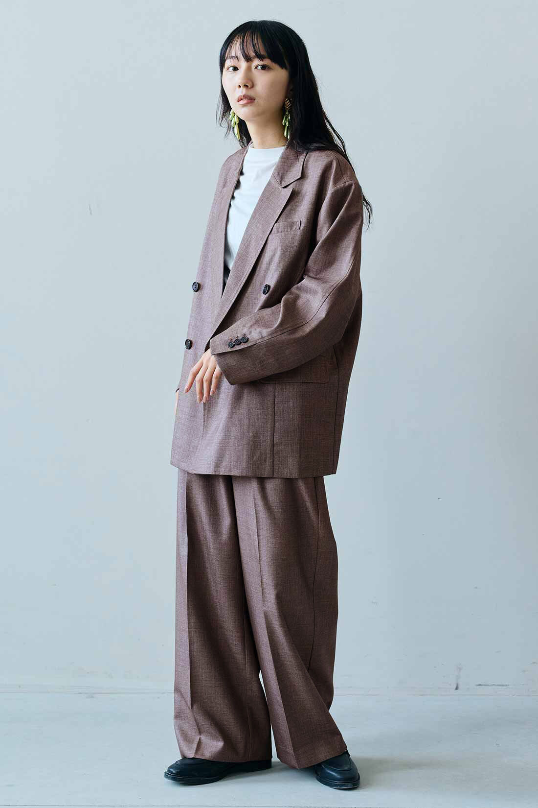 MEDE19F|MEDE19F　シャークスキンのリラックスダブルジャケット〈グレーベージュ〉|モデル身長：163cm　着用サイズ：M