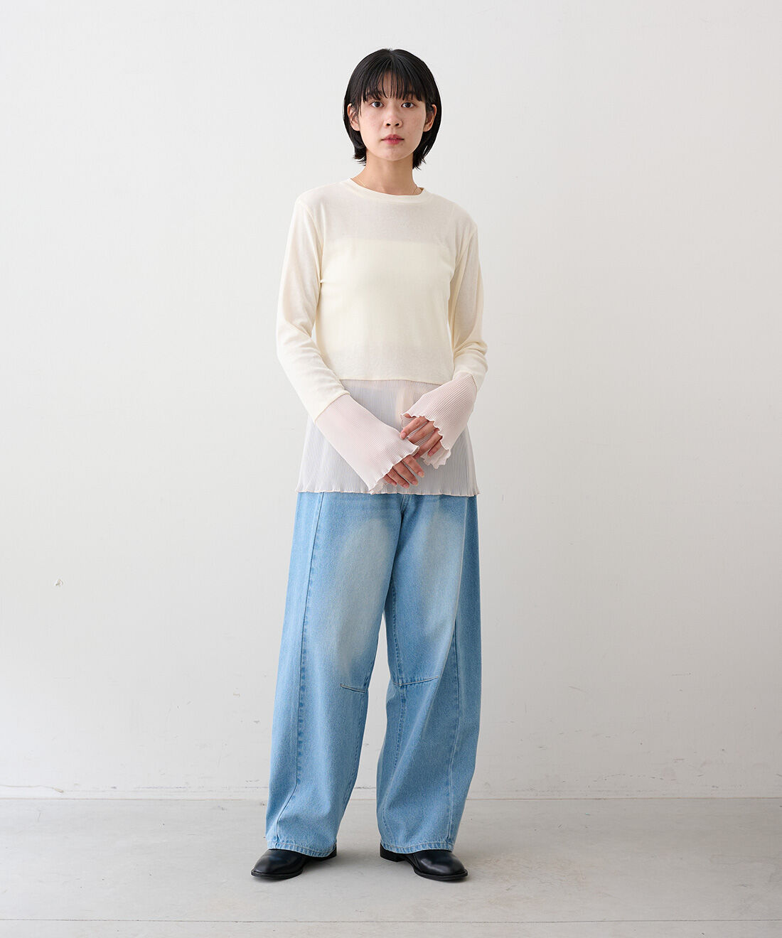 MEDE19F [メデ・ジュウキュウ]|レスウォーター カーブデニムパンツ〈フェードブルー〉とプリーツドッキングトップスの会とプリーツドッキングトップスの会のコーディネート